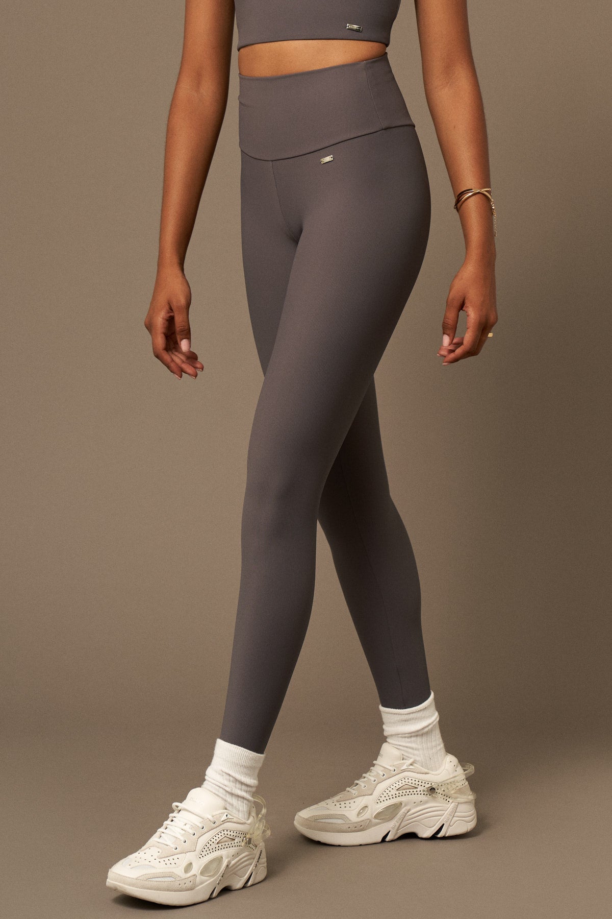 Daily Legging en Stone-Long Leggings-Tienda Ropa Leggings Yoga Sostenibles Reciclados Mujer On-line Barcelona Believe Athletics Sustainable Recycled Yoga Clothes