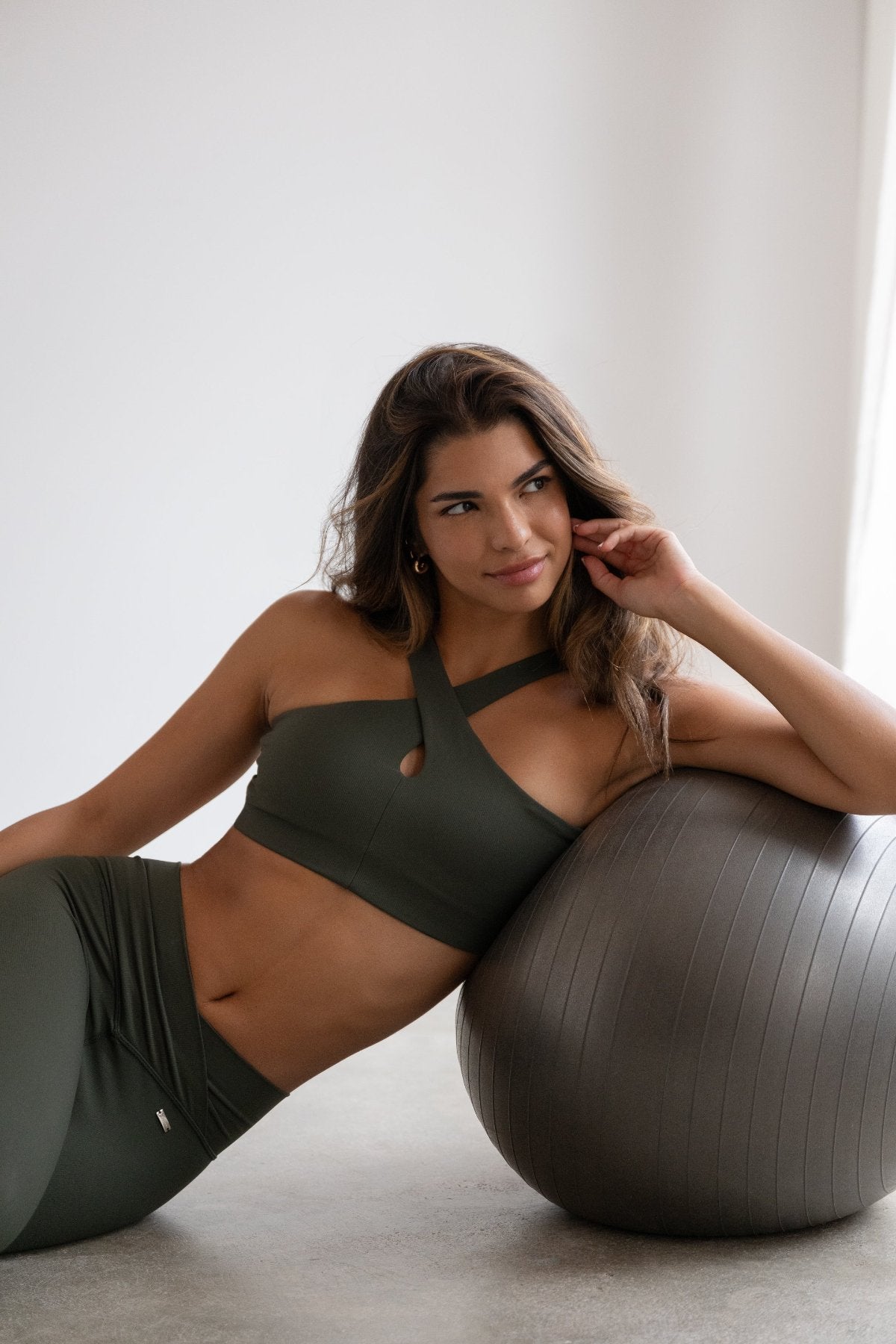 Destiny Bra in Deep Forest Green-Bras-Tienda Ropa Leggings Yoga Sostenibles Reciclados Mujer On-line Barcelona Believe Athletics Sustainable Recycled Yoga Clothes