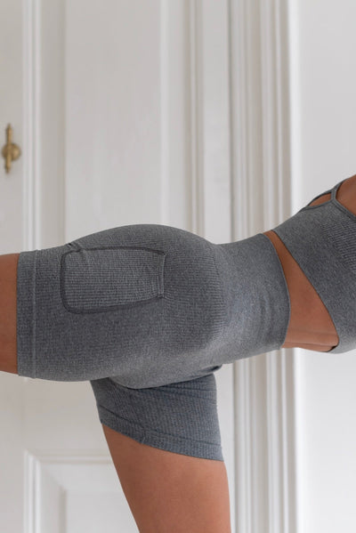 Ether Biker en gris marbré-Bikers-Shop Sustainable Recycled Yoga Leggings Vêtements Femme en ligne Barcelona Believe Athletics Vêtements de Yoga Durable Recyclé