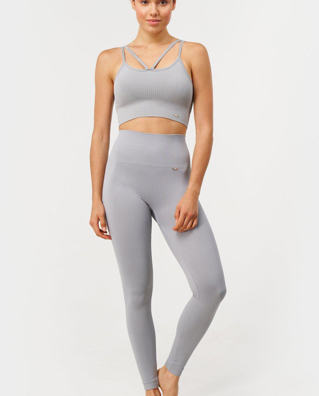 Feel Bra Reversible en Gris-Bras-Tienda Ropa Leggings Yoga Sostenibles Reciclados Mujer On-line Barcelona Believe Athletics Sustainable Recycled Yoga Clothes