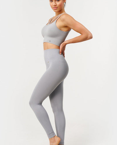 Feel Bra Reversible en Gris-Bras-Tienda Ropa Leggings Yoga Sostenibles Reciclados Mujer On-line Barcelona Believe Athletics Sustainable Recycled Yoga Clothes