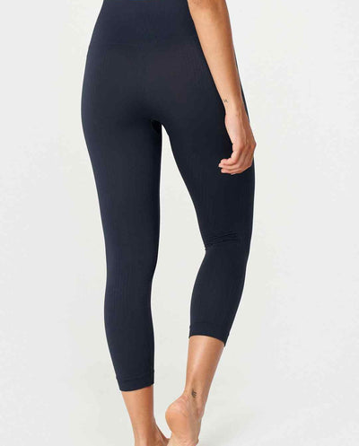 Flow Legging Capri en Navy-Long Leggings-Tienda Ropa Leggings Yoga Sostenibles Reciclados Mujer On-line Barcelona Believe Athletics Sustainable Recycled Yoga Clothes