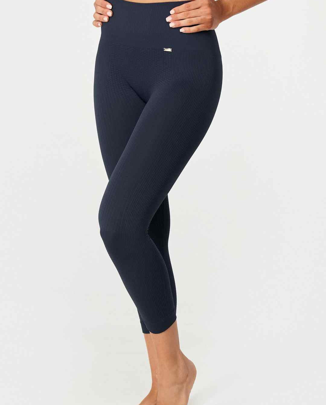 Flow Legging Capri en Navy-Long Leggings-Tienda Ropa Leggings Yoga Sostenibles Reciclados Mujer On-line Barcelona Believe Athletics Sustainable Recycled Yoga Clothes