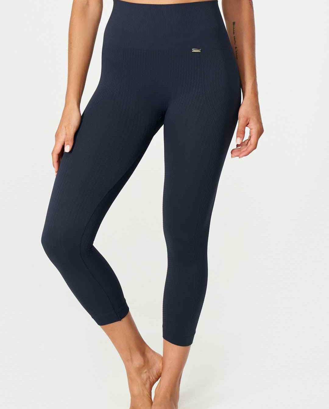 Flow Legging Capri en Navy-Long Leggings-Tienda Ropa Leggings Yoga Sostenibles Reciclados Mujer On-line Barcelona Believe Athletics Sustainable Recycled Yoga Clothes