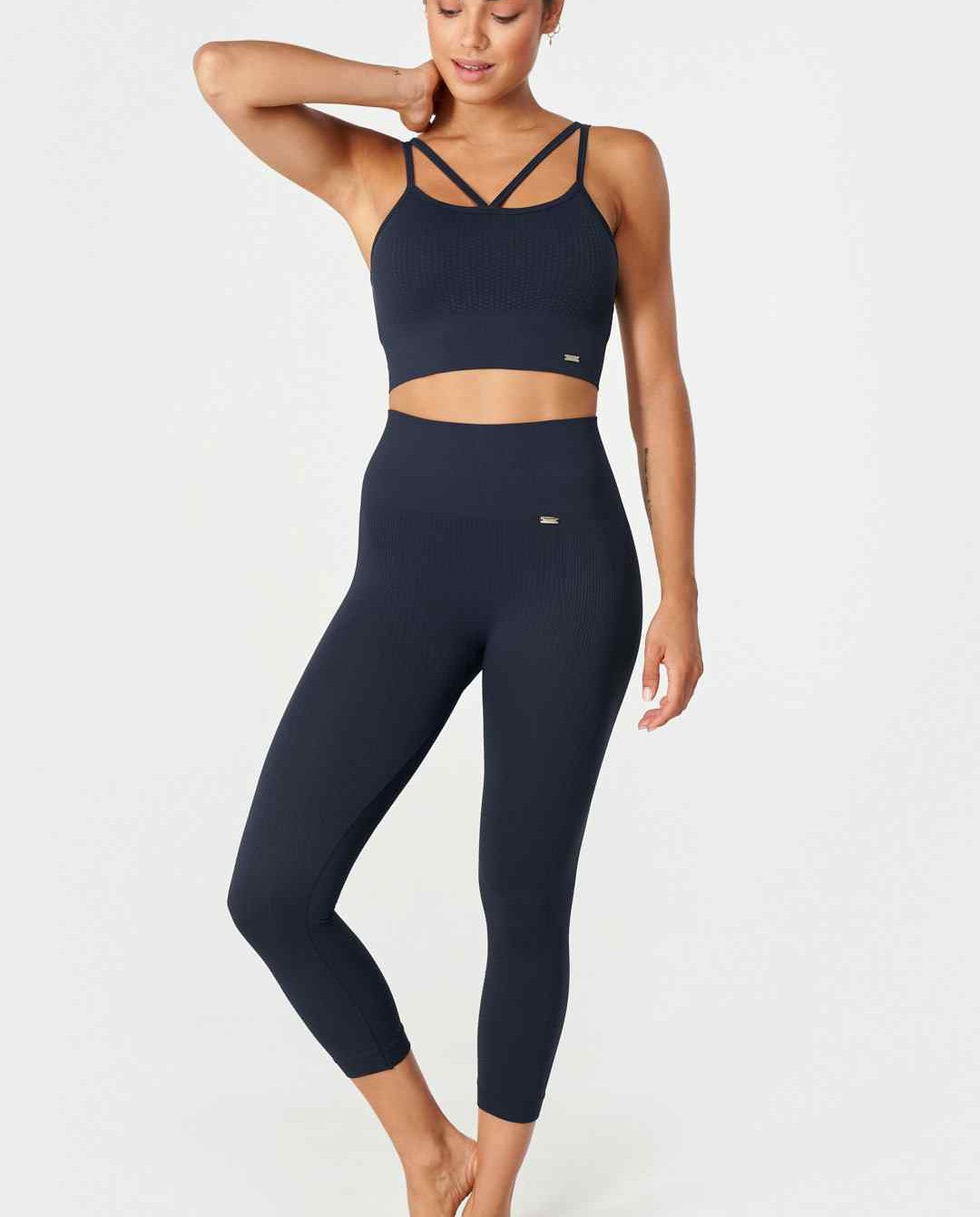 Flow Legging Capri en Navy-Long Leggings-Tienda Ropa Leggings Yoga Sostenibles Reciclados Mujer On-line Barcelona Believe Athletics Sustainable Recycled Yoga Clothes