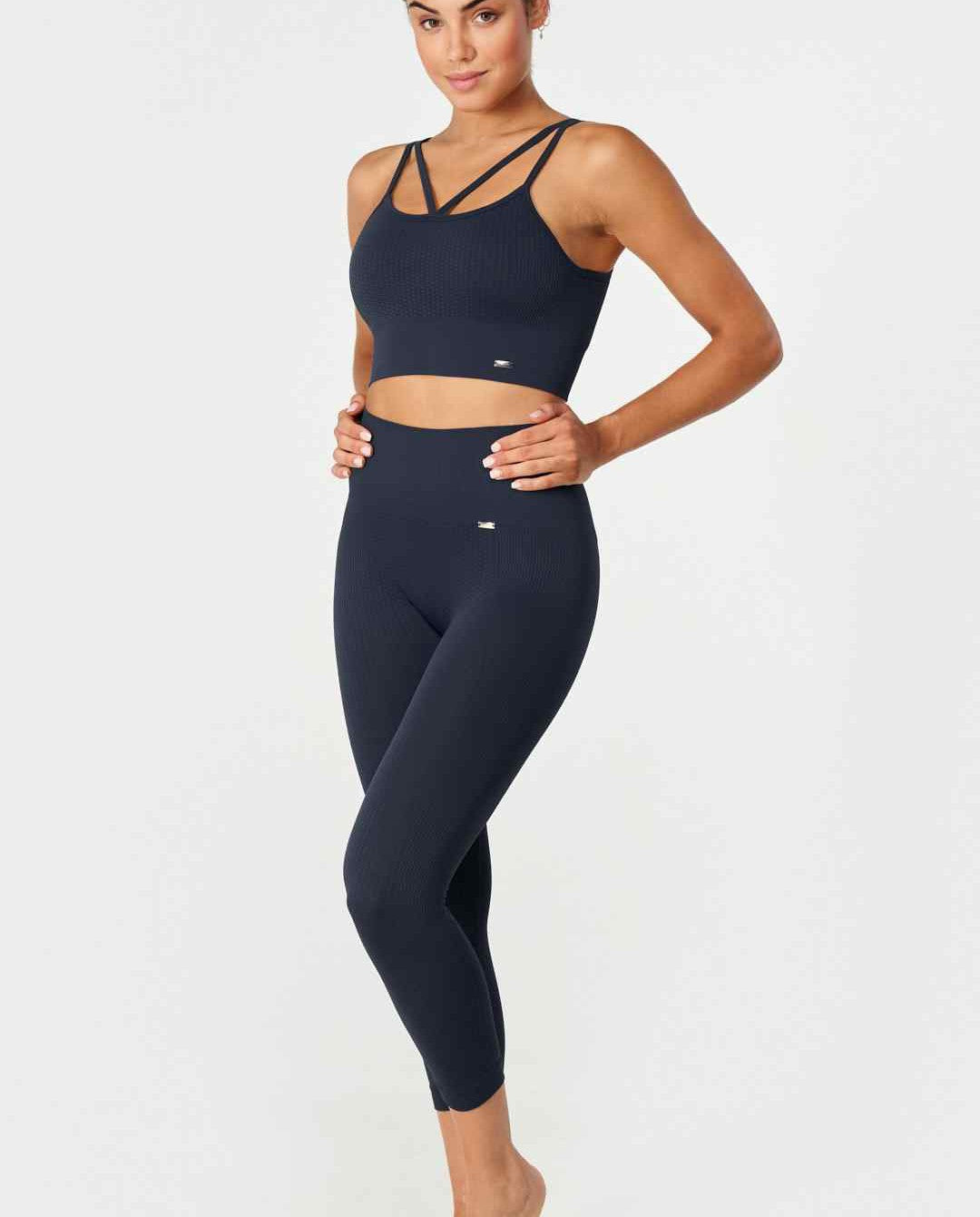 Flow Legging Capri en Navy-Long Leggings-Tienda Ropa Leggings Yoga Sostenibles Reciclados Mujer On-line Barcelona Believe Athletics Sustainable Recycled Yoga Clothes