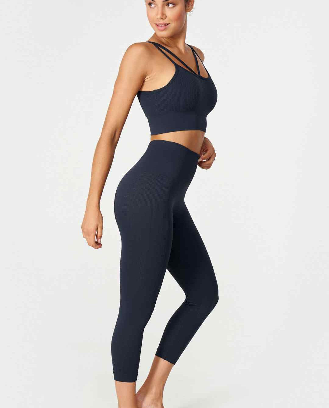 Flow Legging Capri en Navy-Long Leggings-Tienda Ropa Leggings Yoga Sostenibles Reciclados Mujer On-line Barcelona Believe Athletics Sustainable Recycled Yoga Clothes