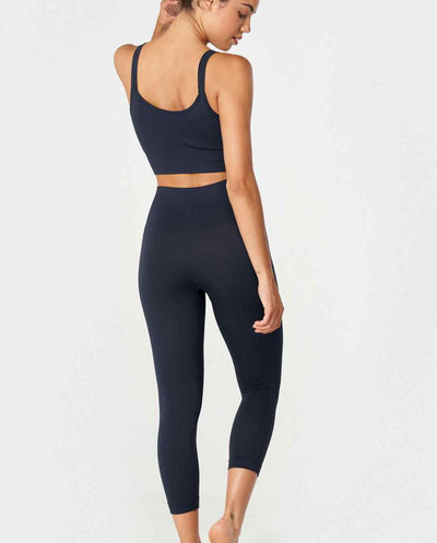 Flow Legging Capri en Navy-Long Leggings-Tienda Ropa Leggings Yoga Sostenibles Reciclados Mujer On-line Barcelona Believe Athletics Sustainable Recycled Yoga Clothes