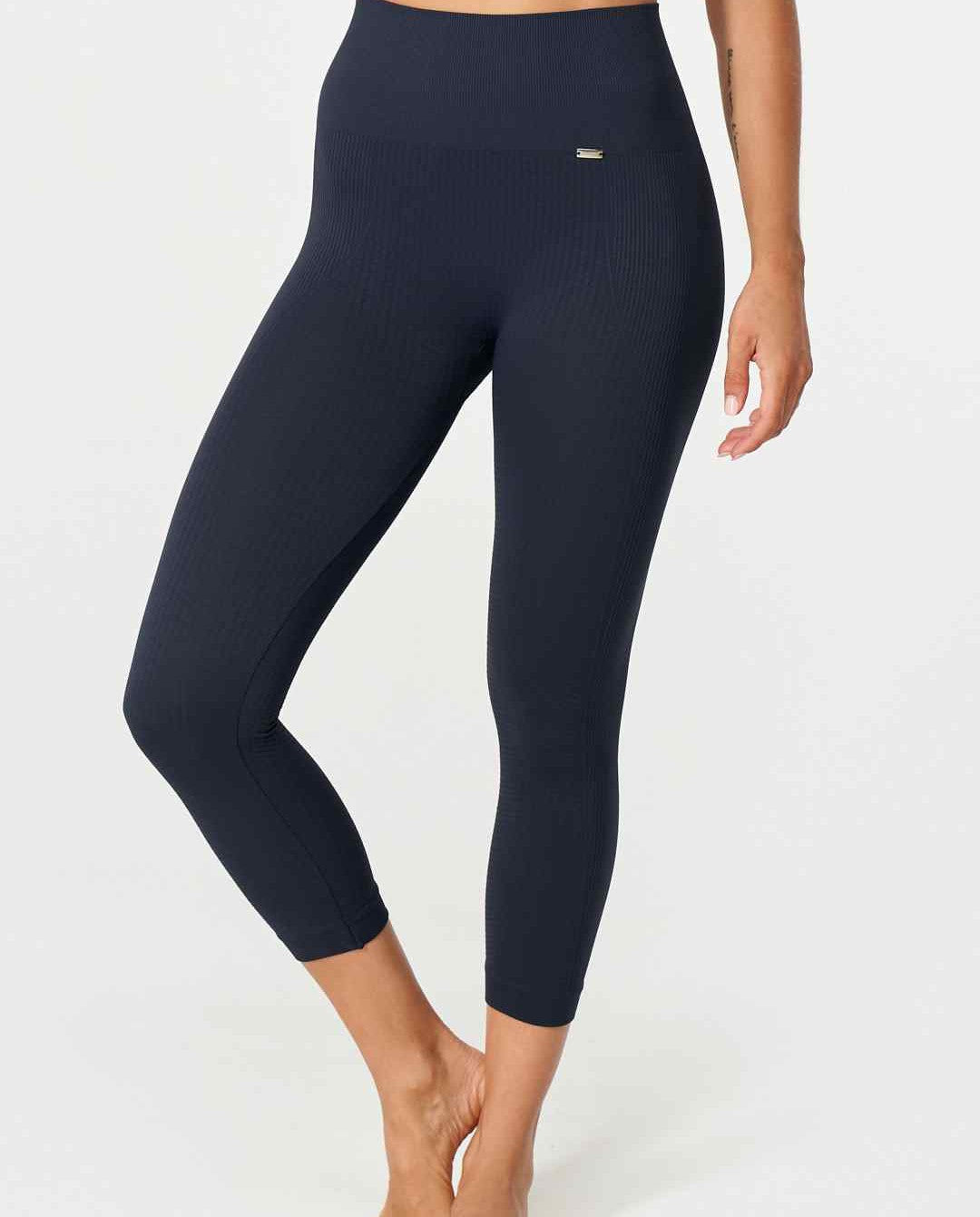 Flow Legging Capri en Navy-Long Leggings-Tienda Ropa Leggings Yoga Sostenibles Reciclados Mujer On-line Barcelona Believe Athletics Sustainable Recycled Yoga Clothes