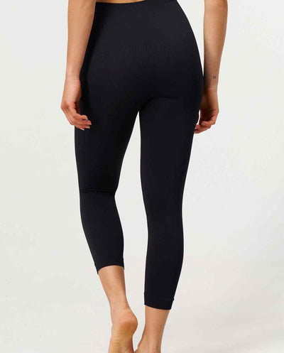 Flow Legging Capri en Negro-Long Leggings-Tienda Ropa Leggings Yoga Sostenibles Reciclados Mujer On-line Barcelona Believe Athletics Sustainable Recycled Yoga Clothes