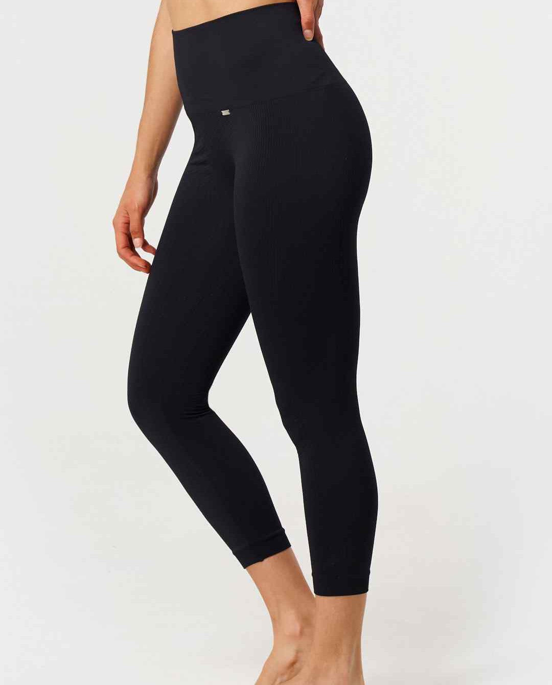 Flow Legging Capri en Negro-Long Leggings-Tienda Ropa Leggings Yoga Sostenibles Reciclados Mujer On-line Barcelona Believe Athletics Sustainable Recycled Yoga Clothes