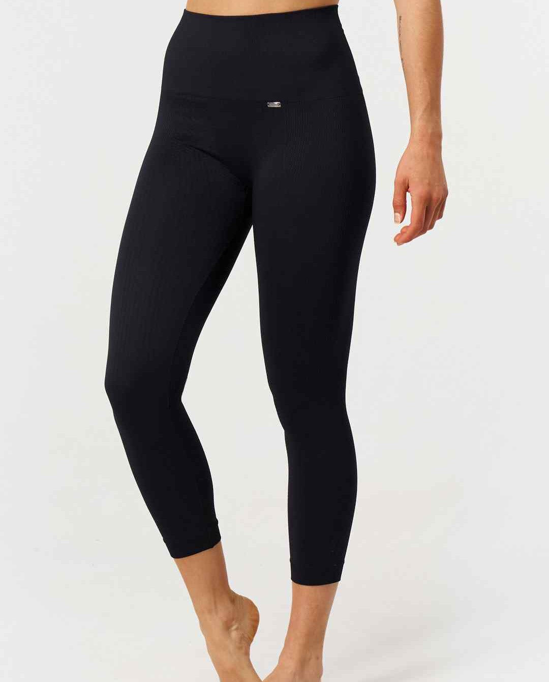 Flow Legging Capri en Negro-Long Leggings-Tienda Ropa Leggings Yoga Sostenibles Reciclados Mujer On-line Barcelona Believe Athletics Sustainable Recycled Yoga Clothes