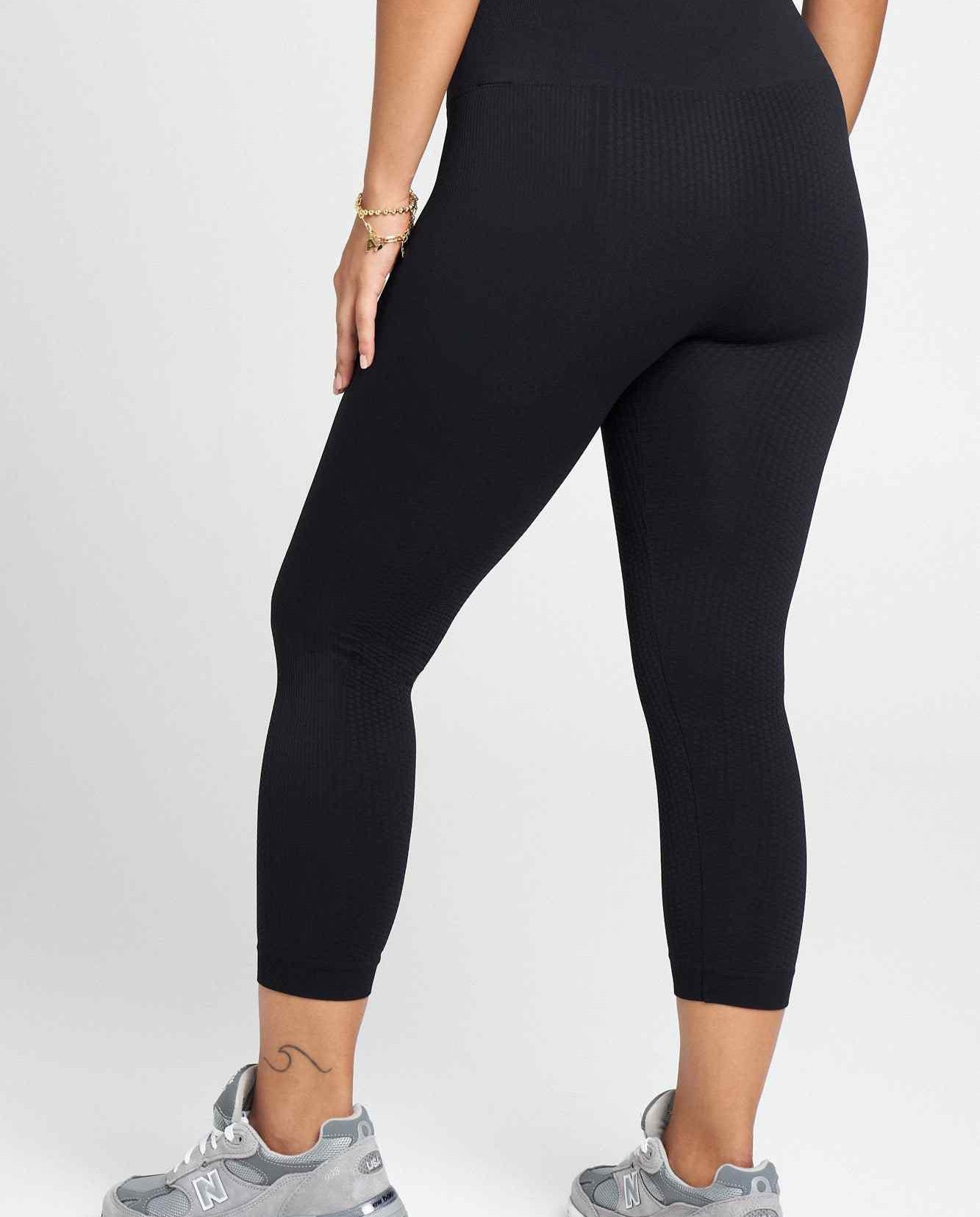 Flow Legging Capri en Negro-Long Leggings-Tienda Ropa Leggings Yoga Sostenibles Reciclados Mujer On-line Barcelona Believe Athletics Sustainable Recycled Yoga Clothes