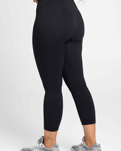 Flow Legging Capri en Negro-Long Leggings-Tienda Ropa Leggings Yoga Sostenibles Reciclados Mujer On-line Barcelona Believe Athletics Sustainable Recycled Yoga Clothes