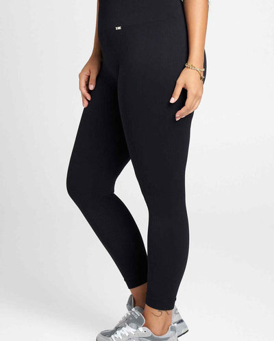 Flow Legging Capri en Negro-Long Leggings-Tienda Ropa Leggings Yoga Sostenibles Reciclados Mujer On-line Barcelona Believe Athletics Sustainable Recycled Yoga Clothes