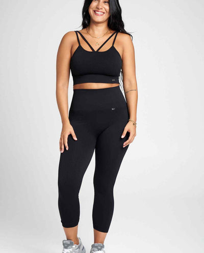 Flow Legging Capri en Negro-Long Leggings-Tienda Ropa Leggings Yoga Sostenibles Reciclados Mujer On-line Barcelona Believe Athletics Sustainable Recycled Yoga Clothes