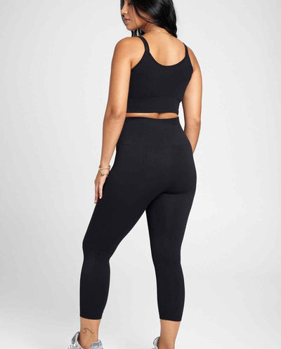 Flow Legging Capri en Negro-Long Leggings-Tienda Ropa Leggings Yoga Sostenibles Reciclados Mujer On-line Barcelona Believe Athletics Sustainable Recycled Yoga Clothes