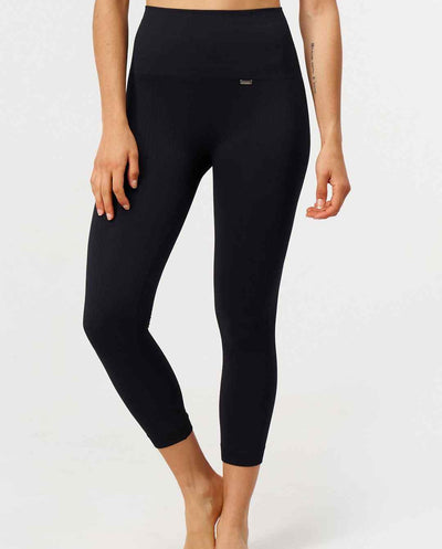 Flow Legging Capri en Negro-Long Leggings-Tienda Ropa Leggings Yoga Sostenibles Reciclados Mujer On-line Barcelona Believe Athletics Sustainable Recycled Yoga Clothes