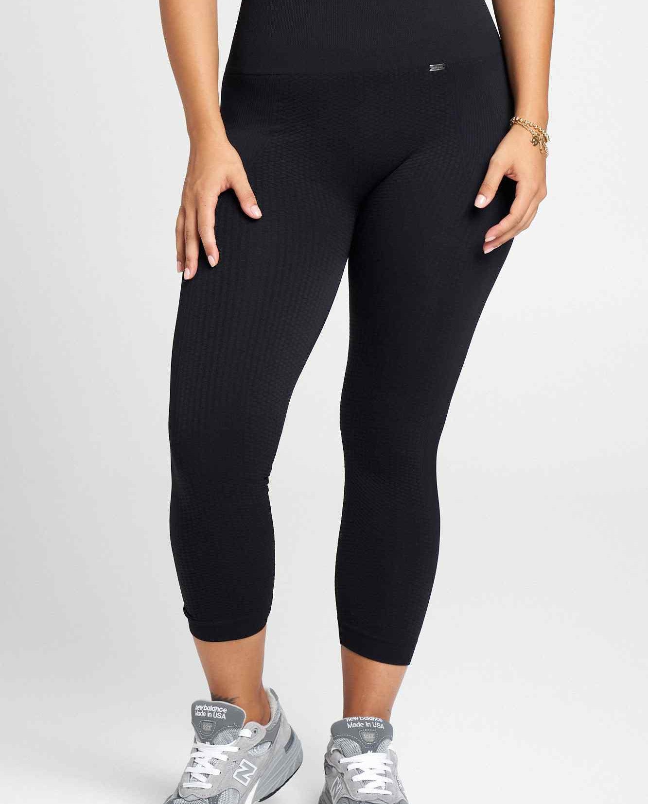 Flow Legging Capri en Negro-Long Leggings-Tienda Ropa Leggings Yoga Sostenibles Reciclados Mujer On-line Barcelona Believe Athletics Sustainable Recycled Yoga Clothes