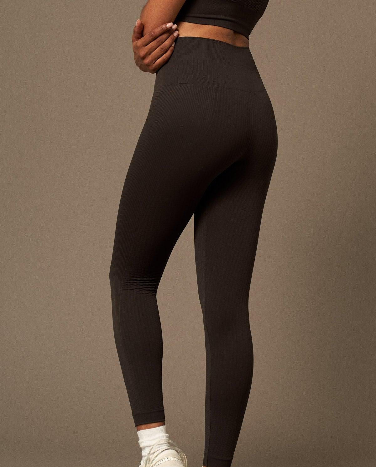 Flow Legging en Espresso-Long Leggings-Tienda Ropa Leggings Yoga Sostenibles Reciclados Mujer On-line Barcelona Believe Athletics Sustainable Recycled Yoga Clothes