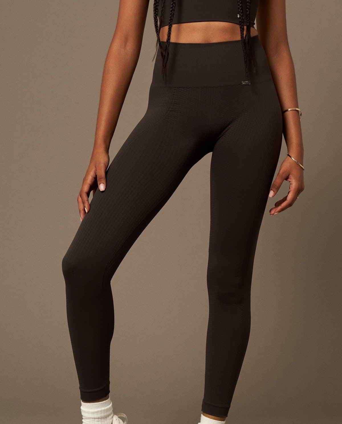 Flow Legging en Espresso-Long Leggings-Tienda Ropa Leggings Yoga Sostenibles Reciclados Mujer On-line Barcelona Believe Athletics Sustainable Recycled Yoga Clothes