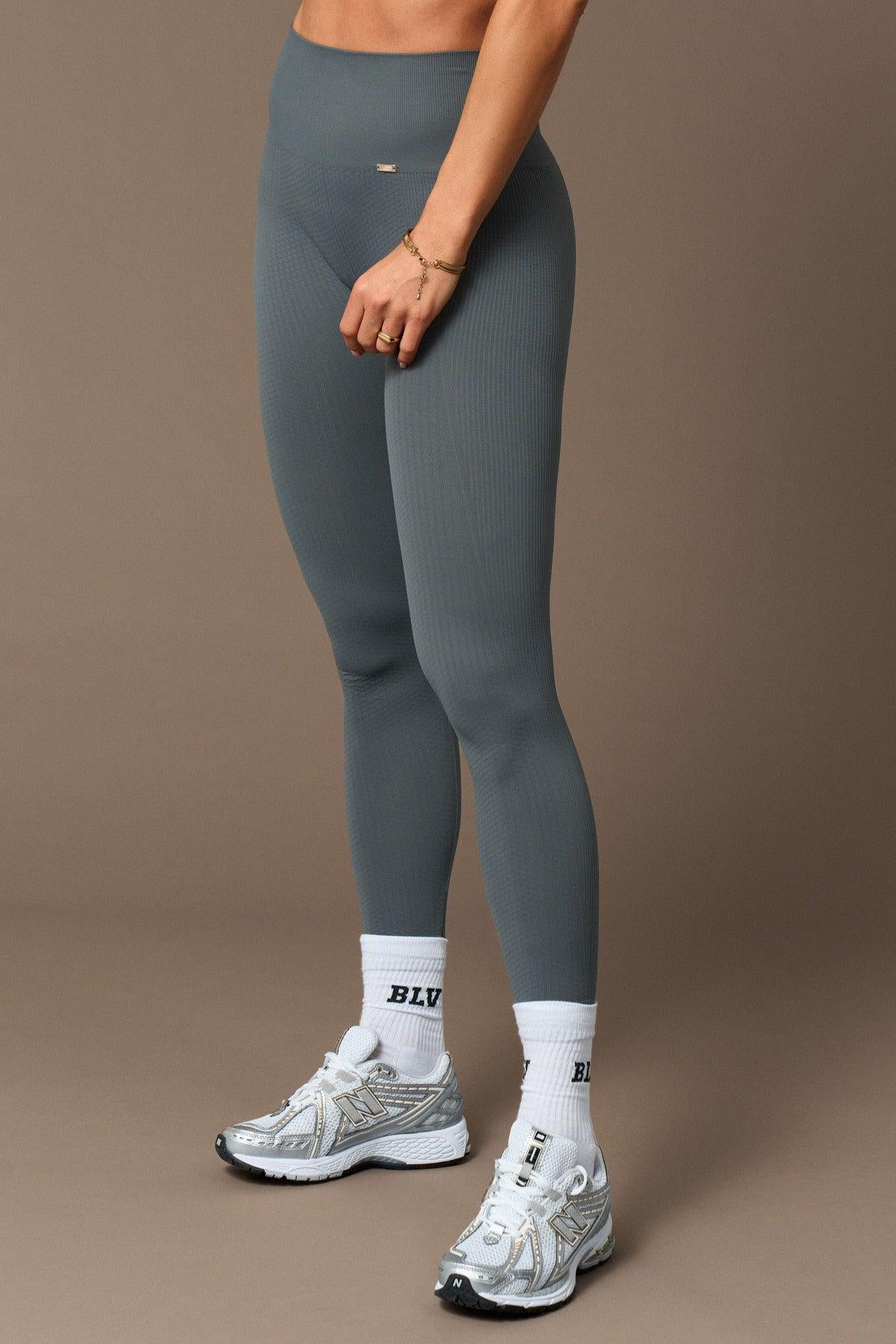 Flow Legging en Gris-Long Leggings-Tienda Ropa Leggings Yoga Sostenibles Reciclados Mujer On-line Barcelona Believe Athletics Sustainable Recycled Yoga Clothes