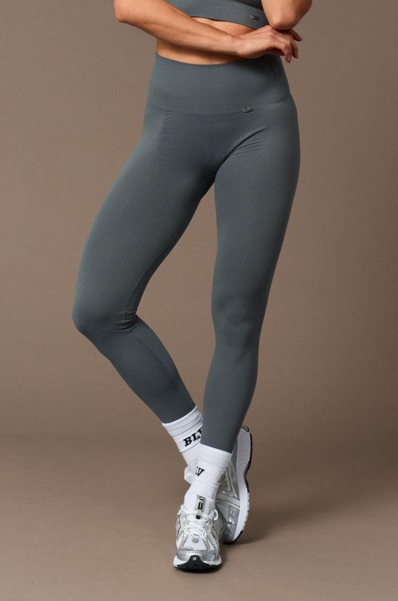 Flow Legging en Gris-Long Leggings-Tienda Ropa Leggings Yoga Sostenibles Reciclados Mujer On-line Barcelona Believe Athletics Sustainable Recycled Yoga Clothes