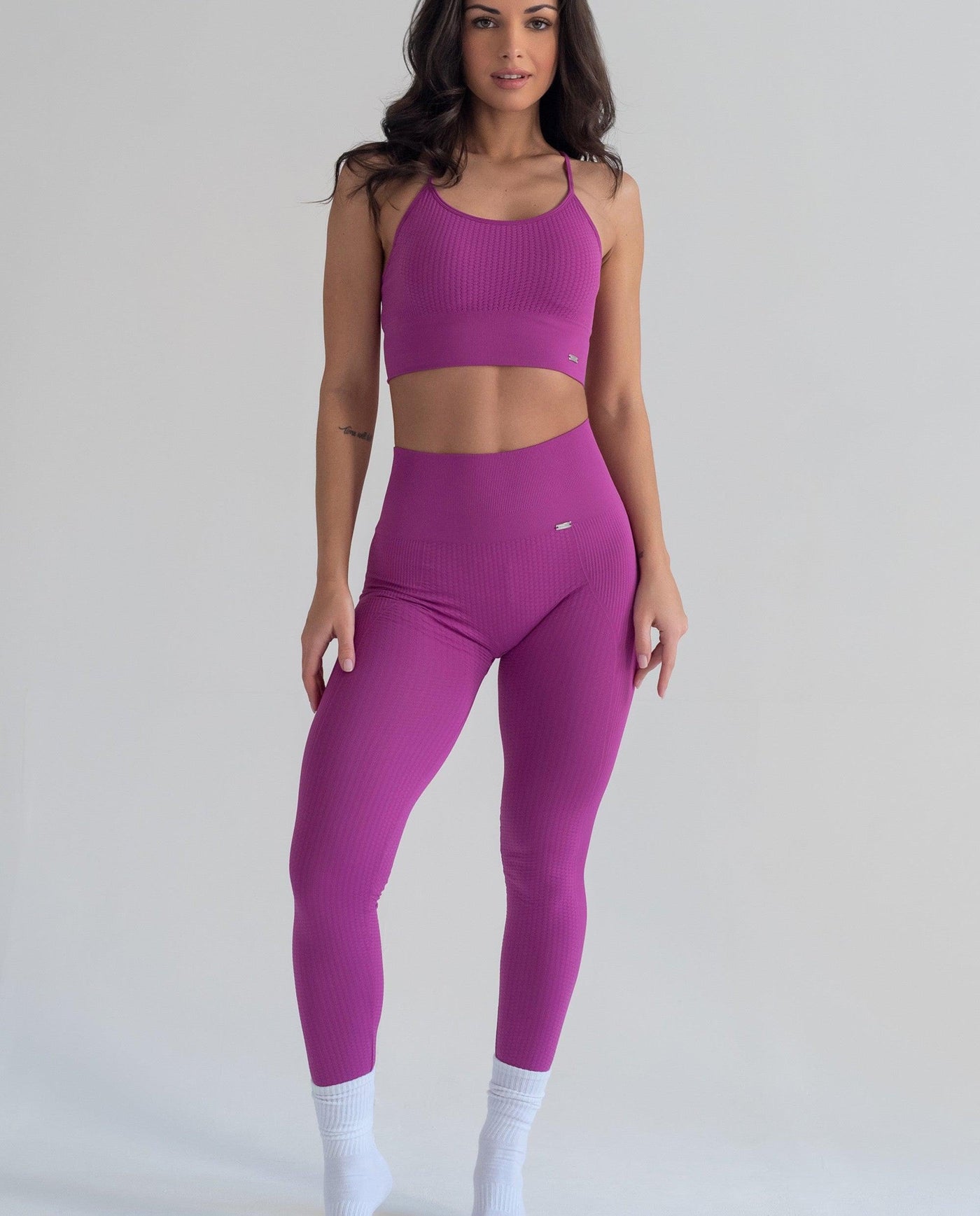 Flow Legging en Orquidea-Long Leggings-Tienda Ropa Leggings Yoga Sostenibles Reciclados Mujer On-line Barcelona Believe Athletics Sustainable Recycled Yoga Clothes