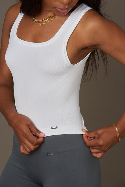 Gleam Top en Blanco-Tops-Tienda Ropa Leggings Yoga Sostenibles Reciclados Mujer On-line Barcelona Believe Athletics Sustainable Recycled Yoga Clothes