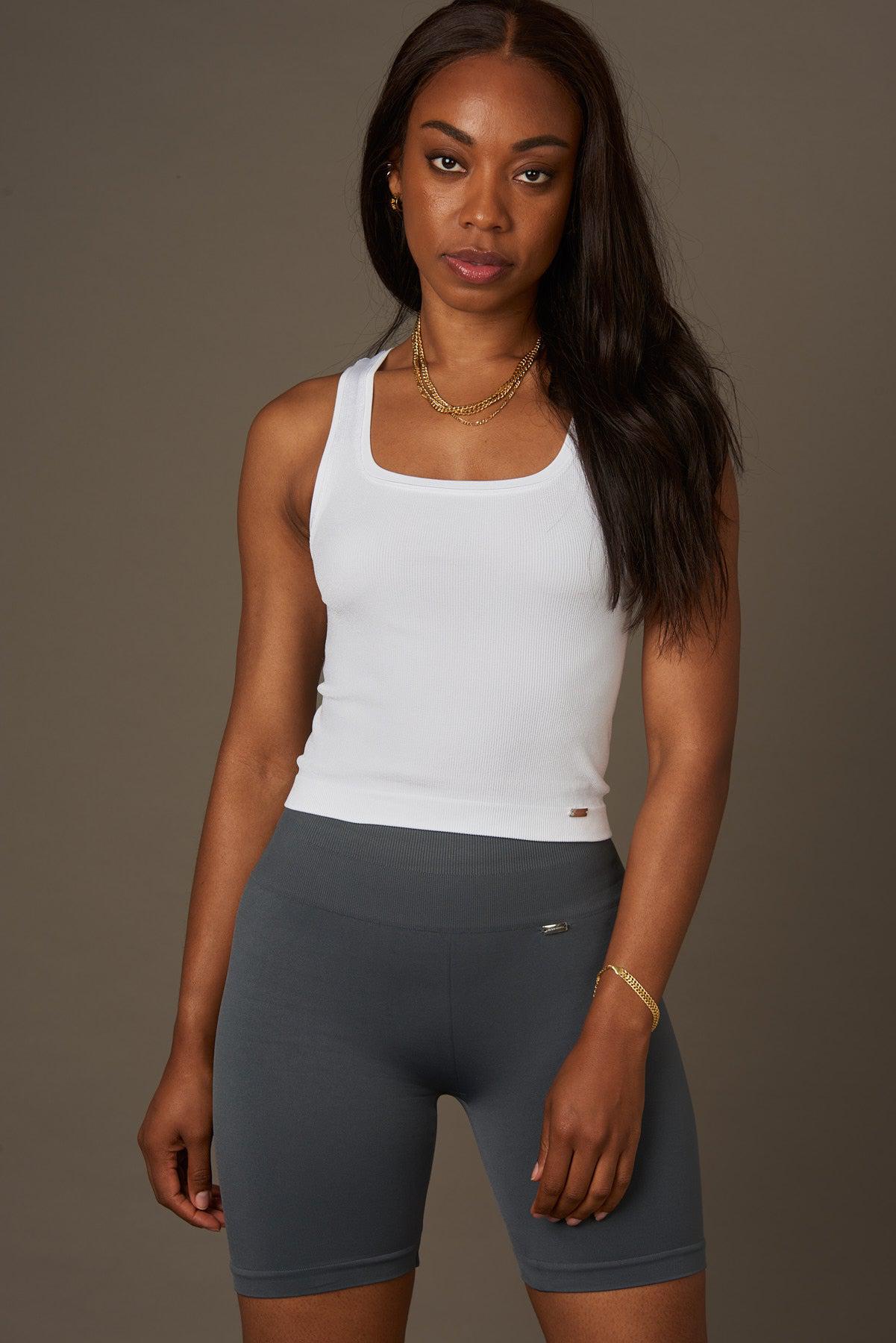 Gleam Top en Blanco-Tops-Tienda Ropa Leggings Yoga Sostenibles Reciclados Mujer On-line Barcelona Believe Athletics Sustainable Recycled Yoga Clothes