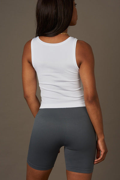 Gleam Top en Blanco-Tops-Tienda Ropa Leggings Yoga Sostenibles Reciclados Mujer On-line Barcelona Believe Athletics Sustainable Recycled Yoga Clothes