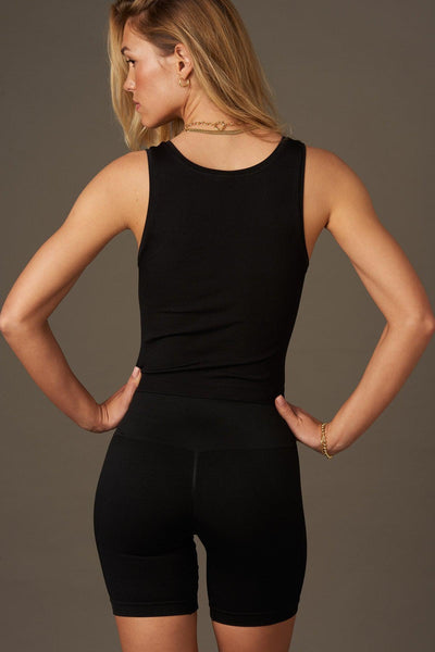 Gleam Top en Negro-Tops-Tienda Ropa Leggings Yoga Sostenibles Reciclados Mujer On-line Barcelona Believe Athletics Sustainable Recycled Yoga Clothes