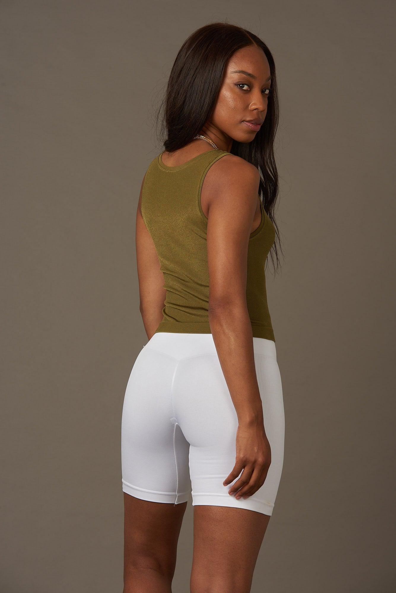 Gleam Top en Olive-Tops-Tienda Ropa Leggings Yoga Sostenibles Reciclados Mujer On-line Barcelona Believe Athletics Sustainable Recycled Yoga Clothes