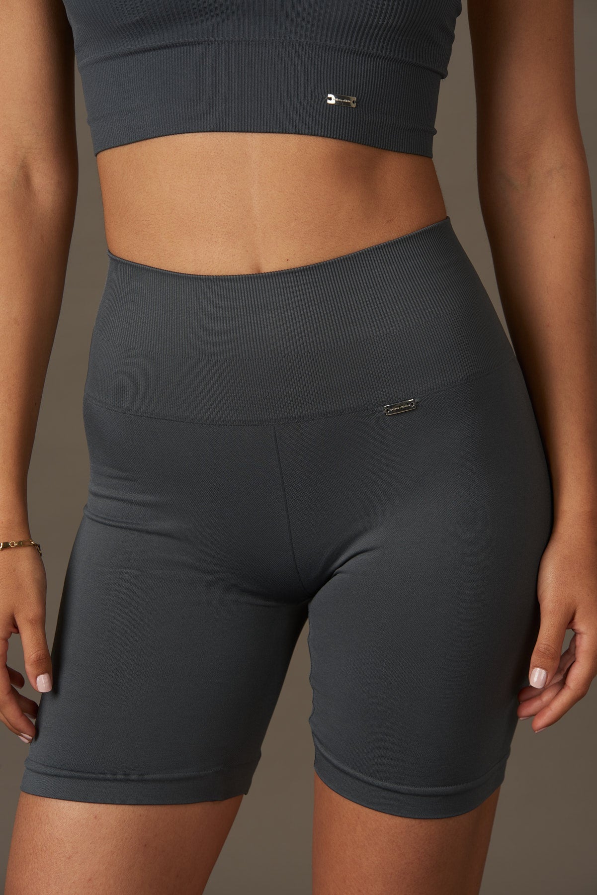 Halo Biker in Anthracite-Bikers-Store Tienda Ropa Leggings Yoga Sostenibles Reciclados Mujer On-line Barcelona Believe Athletics Sustainable Recycled Yoga Clothes