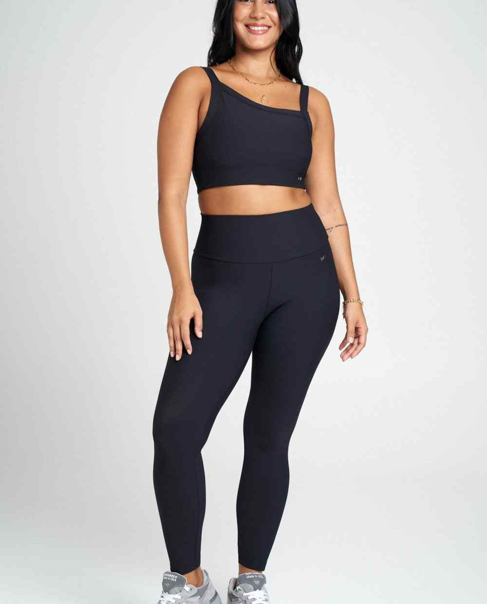 Hope Bra en Negro-Bras-Tienda Ropa Leggings Yoga Sostenibles Reciclados Mujer On-line Barcelona Believe Athletics Sustainable Recycled Yoga Clothes