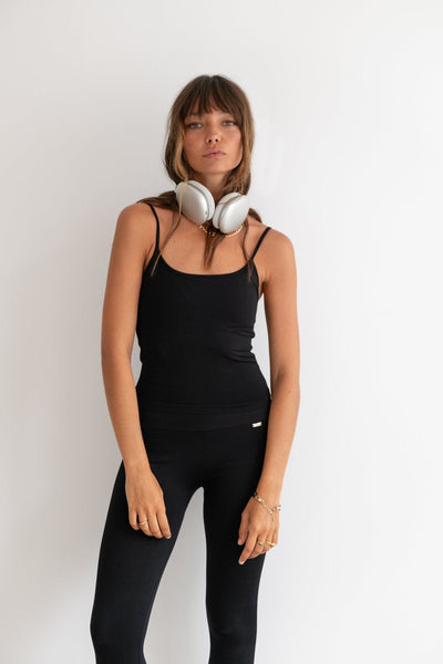 Joy Tank in Black-Bras-Tienda Ropa Leggings Yoga Sostenibles Reciclados Mujer On-line Barcelona Believe Athletics Sustainable Recycled Yoga Clothes