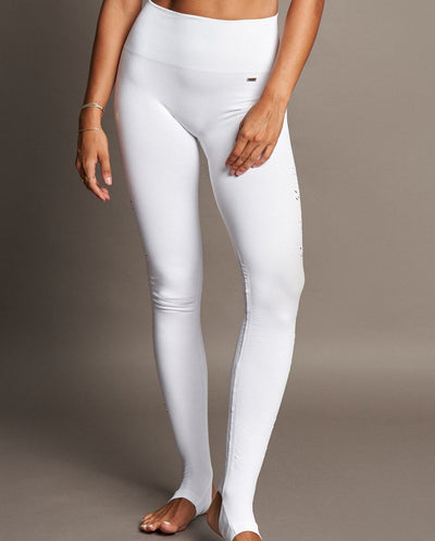 Karma Legging 2.0 en Blanco-Long Leggings-Tienda Ropa Leggings Yoga Sostenibles Reciclados Mujer On-line Barcelona Believe Athletics Sustainable Recycled Yoga Clothes