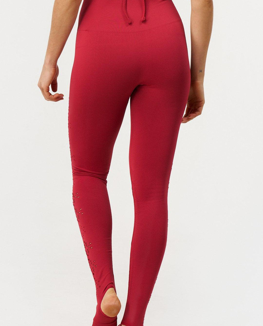 Karma Legging 2.0 en Cereza-Long Leggings-Tienda Ropa Leggings Yoga Sostenibles Reciclados Mujer On-line Barcelona Believe Athletics Sustainable Recycled Yoga Clothes