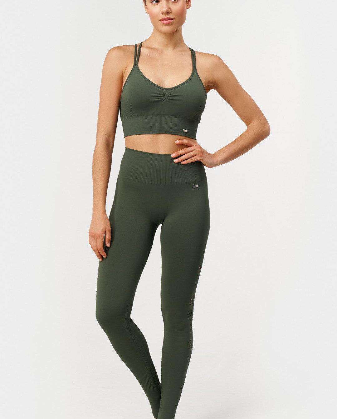 Karma Legging 2.0 en Militar-Long Leggings-Tienda Ropa Leggings Yoga Sostenibles Reciclados Mujer On-line Barcelona Believe Athletics Sustainable Recycled Yoga Clothes