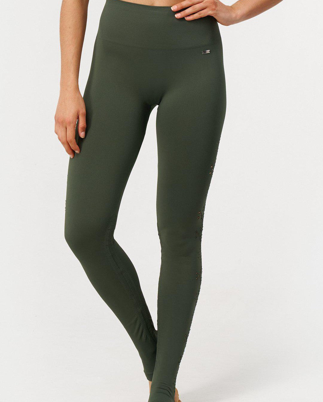 Karma Legging 2.0 en Militar-Long Leggings-Tienda Ropa Leggings Yoga Sostenibles Reciclados Mujer On-line Barcelona Believe Athletics Sustainable Recycled Yoga Clothes