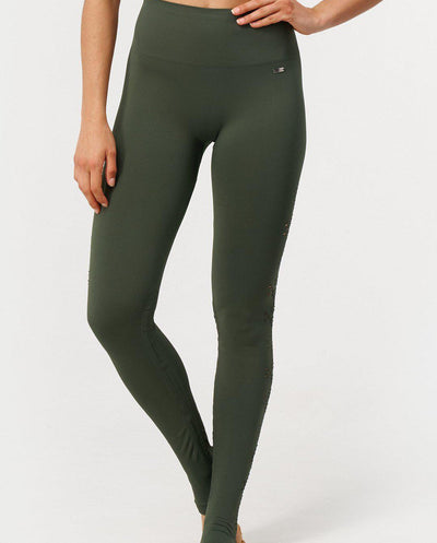 Karma Legging 2.0 en Militar-Long Leggings-Tienda Ropa Leggings Yoga Sostenibles Reciclados Mujer On-line Barcelona Believe Athletics Sustainable Recycled Yoga Clothes