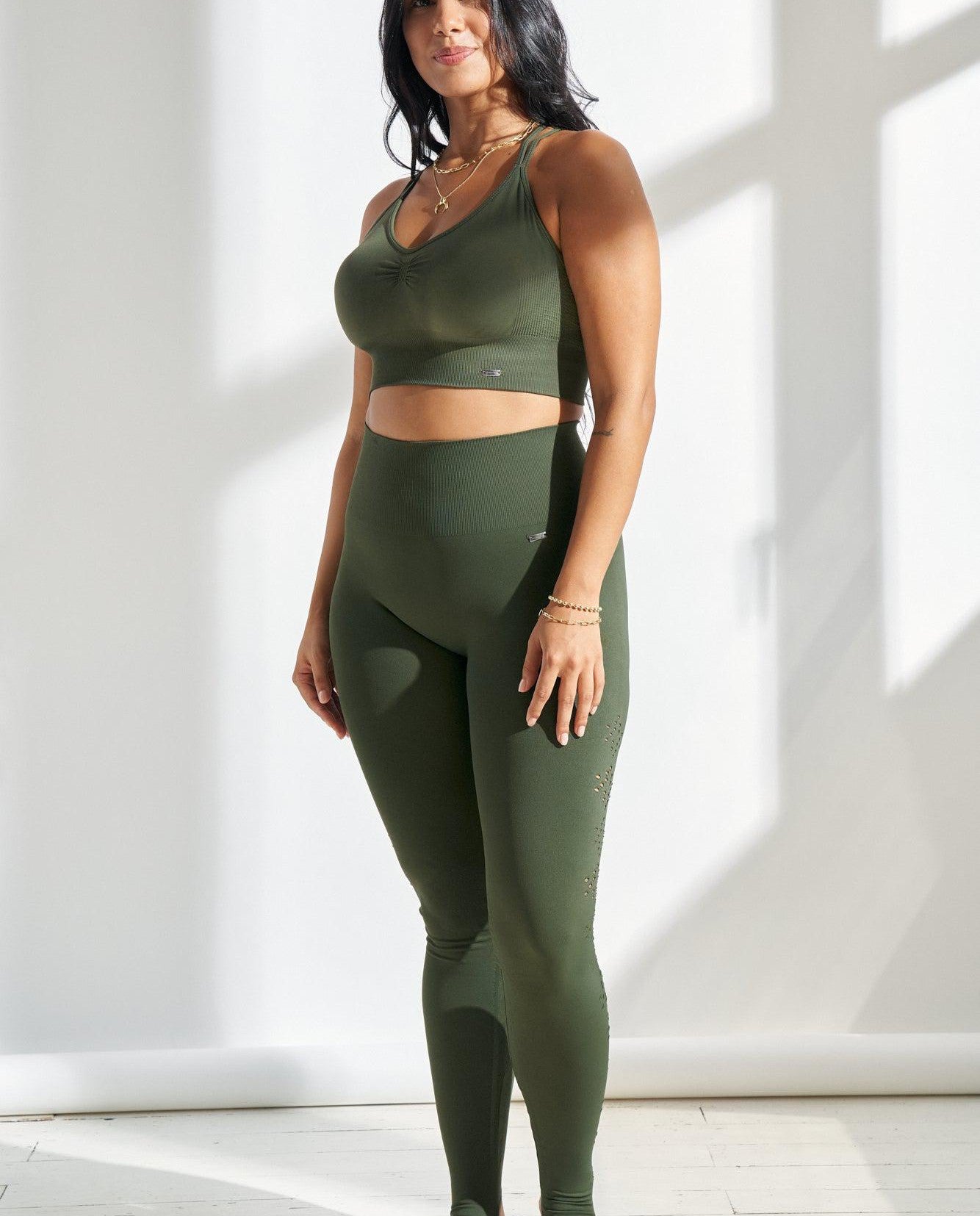 Karma Legging 2.0 en Militar-Long Leggings-Tienda Ropa Leggings Yoga Sostenibles Reciclados Mujer On-line Barcelona Believe Athletics Sustainable Recycled Yoga Clothes