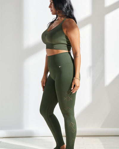 Karma Legging 2.0 en Militar-Long Leggings-Tienda Ropa Leggings Yoga Sostenibles Reciclados Mujer On-line Barcelona Believe Athletics Sustainable Recycled Yoga Clothes