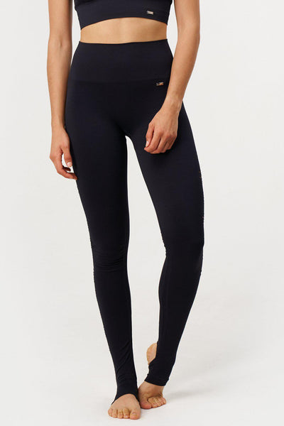 Karma Legging 2.0 en Negro-Long Leggings-Tienda Ropa Leggings Yoga Sostenibles Reciclados Mujer On-line Barcelona Believe Athletics Sustainable Recycled Yoga Clothes