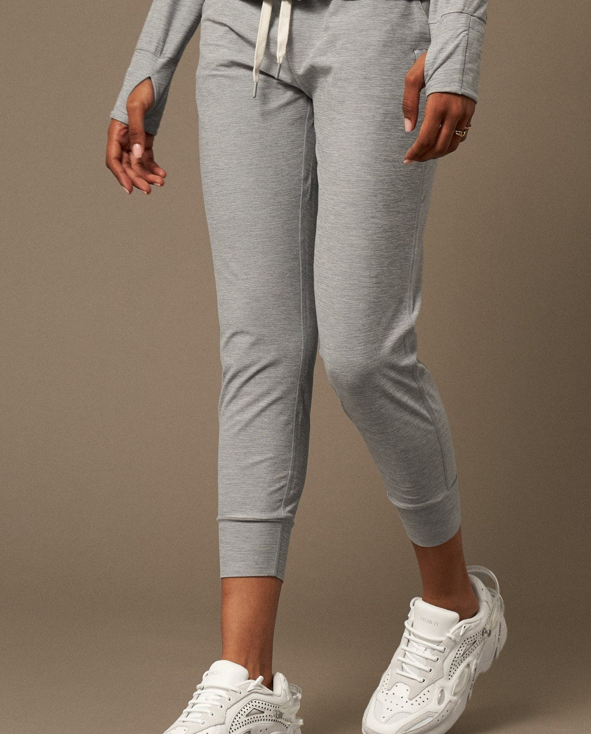 Lounge Jogger en Gris Melange-Joggers-Tienda Ropa Leggings Yoga Sostenibles Reciclados Mujer On-line Barcelona Believe Athletics Sustainable Recycled Yoga Clothes