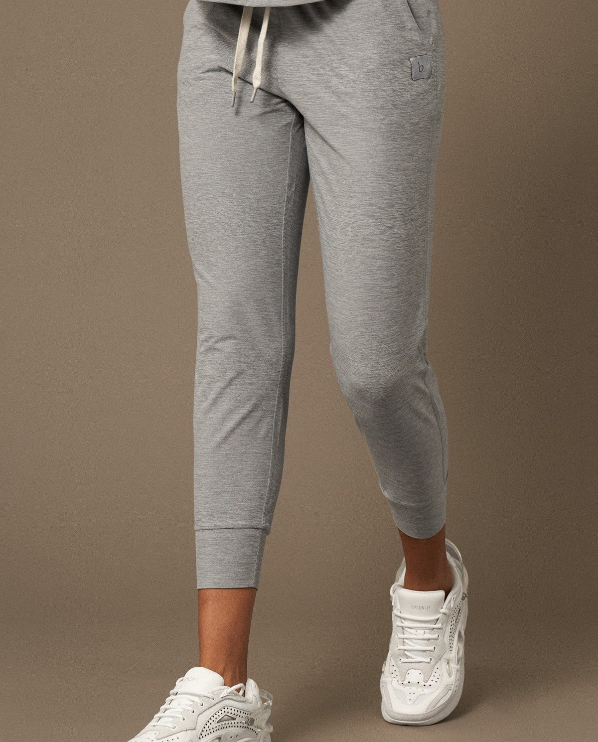 Lounge Jogger en Gris Melange-Joggers-Tienda Ropa Leggings Yoga Sostenibles Reciclados Mujer On-line Barcelona Believe Athletics Sustainable Recycled Yoga Clothes