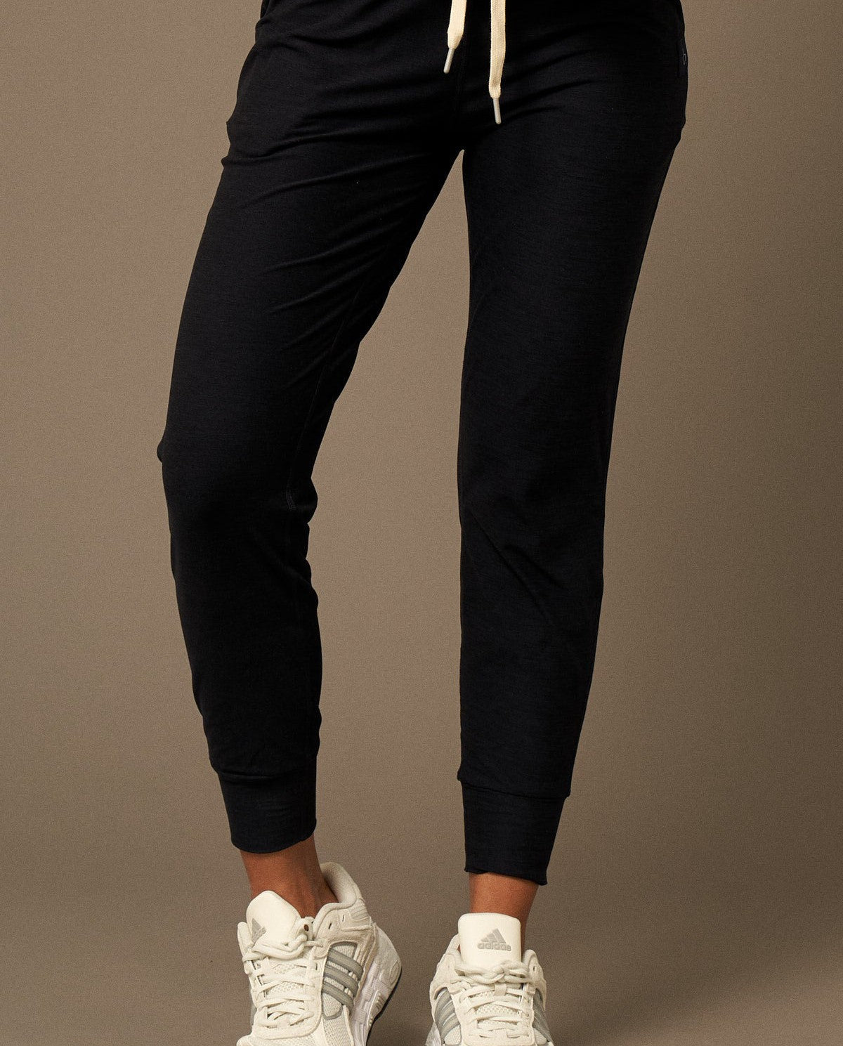 Lounge Jogger en Navy-Joggers-Tienda Ropa Leggings Yoga Sostenibles Reciclados Mujer On-line Barcelona Believe Athletics Sustainable Recycled Yoga Clothes