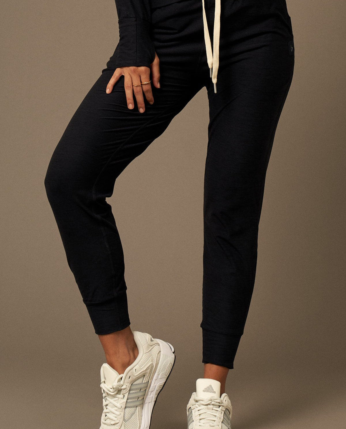 Lounge Jogger en Navy-Joggers-Tienda Ropa Leggings Yoga Sostenibles Reciclados Mujer On-line Barcelona Believe Athletics Sustainable Recycled Yoga Clothes