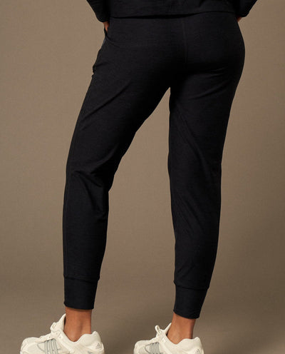 Lounge Jogger en Navy-Joggers-Tienda Ropa Leggings Yoga Sostenibles Reciclados Mujer On-line Barcelona Believe Athletics Sustainable Recycled Yoga Clothes