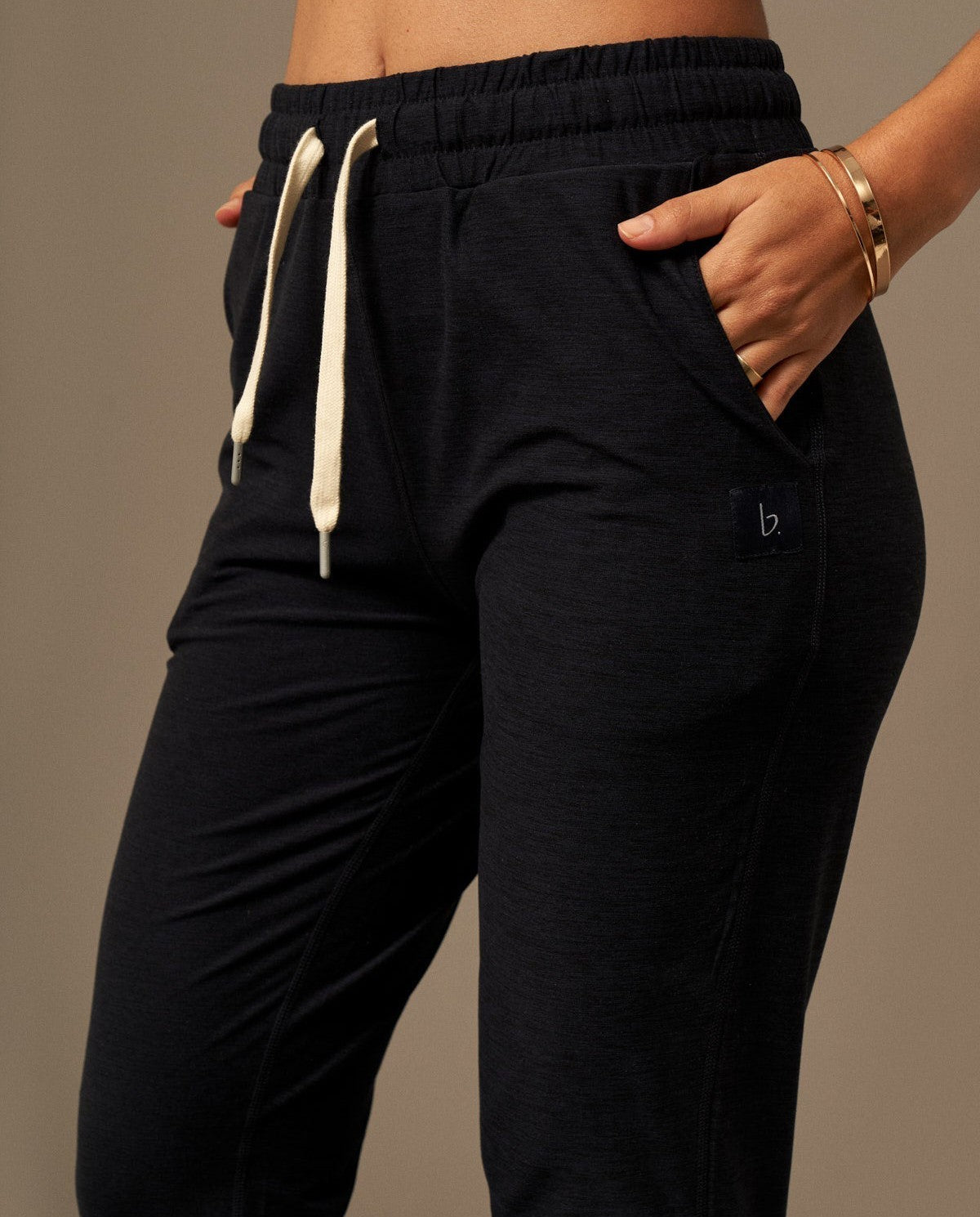 Lounge Jogger en Navy-Joggers-Tienda Ropa Leggings Yoga Sostenibles Reciclados Mujer On-line Barcelona Believe Athletics Sustainable Recycled Yoga Clothes